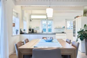 Kuchyň nebo kuchyňský kout v ubytování Friesentraum Oevenum