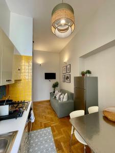 a kitchen and a living room with a couch at Aurora House - Appartamento accogliente a Barberini in Rome