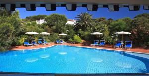 Der Swimmingpool an oder in der Nähe von Hotel Antares