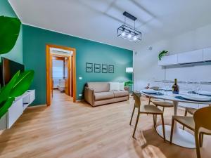 阿巴诺泰尔梅Suite Apartment Deluxe - Design & Wellness的客厅里有一张沙发和一张桌子。 更多17张照片