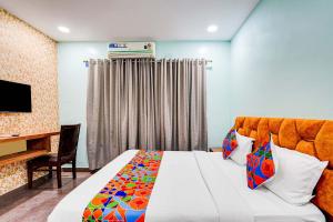 Postel nebo postele na pokoji v ubytování FabHotel Emara Inn
