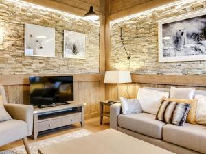 ein Wohnzimmer mit zwei Sofas und einem Flachbildfernseher in der Unterkunft Appartement 4 pièces de luxe, à deux pas des pistes et commerces, avec parking et accès fitness à Courchevel - FR-1-562-35 in Courchevel