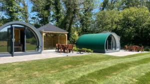 Kinelarty Luxury Glamping Pods Downpatrick外面的花园