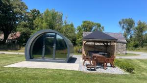 Kinelarty Luxury Glamping Pods Downpatrick外面的花园