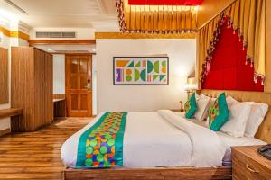 Una cama o camas en una habitación de Treebo Premium Bridge View Regency, Mall Road