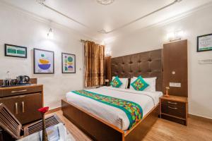 Una cama o camas en una habitación de Treebo Premium Bridge View Regency, Mall Road
