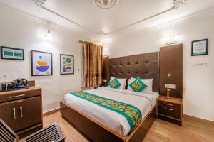 Una cama o camas en una habitación de Treebo Premium Bridge View Regency, Mall Road