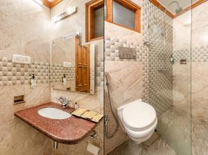 Un baño de Treebo Premium Bridge View Regency, Mall Road