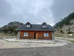 a small wooden house on the side of a mountain at Buni i Bajraktarit in Bogë