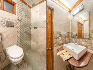 Un baño de Treebo Premium Bridge View Regency, Mall Road