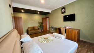 Μια τηλεόραση ή/και κέντρο ψυχαγωγίας στο Lush Garden Apartment