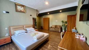 Ένα ή περισσότερα κρεβάτια σε δωμάτιο στο Lush Garden Apartment +14 φωτογραφίες