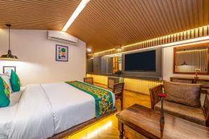 Una cama o camas en una habitación de Treebo Premium Bridge View Regency, Mall Road