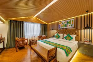 Una cama o camas en una habitación de Treebo Premium Bridge View Regency, Mall Road