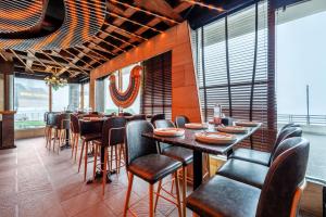 Un lugar para sentarse en Treebo Premium Bridge View Regency, Mall Road