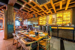 Bebidas en Treebo Premium Bridge View Regency, Mall Road
