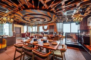 Un lugar para sentarse en Treebo Premium Bridge View Regency, Mall Road