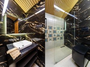 Un baño de Treebo Premium Bridge View Regency, Mall Road