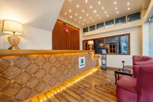 Un lugar para sentarse en Treebo Premium Bridge View Regency, Mall Road
