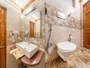 Un baño de Treebo Premium Bridge View Regency, Mall Road