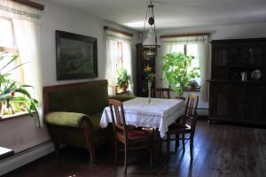 a dining room with a table and chairs at Schäferwagen im Leipziger Neuseenland in Wyhra