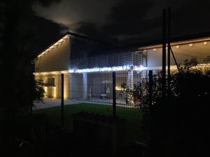 Torrevecchia TeatinaSlowCasa - VILLA的夜晚,房子的一侧有灯