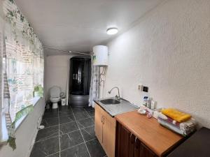 een badkamer met een wastafel en een toilet bij Carolines nest in Kara-Koo +23 foto's