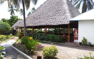 ナングウィにあるKivulini Lodge and Restaurantの茅葺き屋根の建物