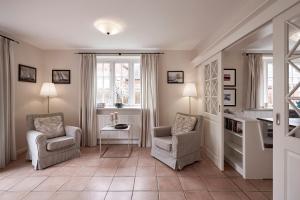 a living room with two chairs and a table at Hüs Godewind in Alkersum