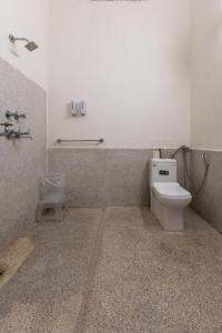une salle de bain avec toilettes et lavabo dans l'établissement Marshall's Rajpur Estate,1950 - A Heritage Stay, à Dehradun