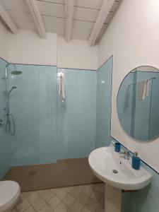 een badkamer met een toilet, een wastafel en een spiegel bij Dimora Artale Suite in Palermo