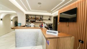 Televiisor ja/või meelelahutuskeskus majutusasutuses Vion Sea Boutique Hotel - Golem Durrës