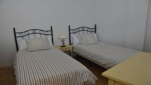twee bedden naast elkaar in een kamer bij Apt El Molino 3B in Valle Gran Rey