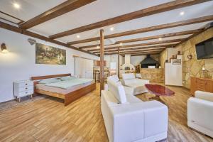 Cette chambre comprend un mobilier blanc et un lit dans un dortoir. dans l'établissement Havlovice, ubytování u dřevěné Lávky, okres Trutnov, à Havlovice