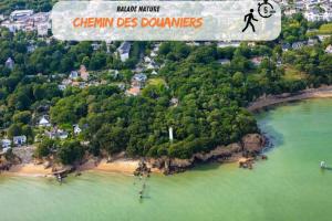Una vista aérea de una playa con un cartel que dice "dream des donners" en Les studios de l'Albatros, en Saint-Nazaire