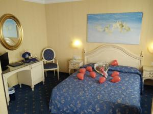 A bed or beds in a room at Hotel Ca' Formenta