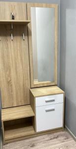 een houten dressoir met een spiegel erop bij Абая 35 1 in Temirtaū