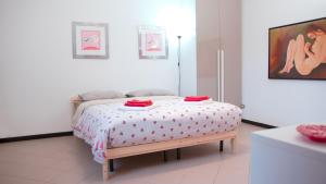 una camera da letto con un letto con asciugamani rossi di Studio-Sleeps 2-AirCon-Town Centre-Free Parking a Montagnana