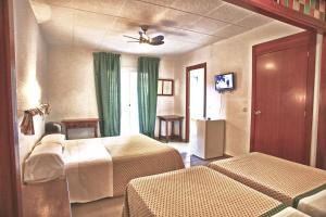 Postel nebo postele na pokoji v ubytování Hostal Isabel