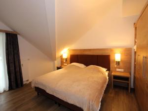 ein Schlafzimmer mit großem Bett und Fenster in der Unterkunft H&P Touristik Residenz Grafenmatt GRA-3-2 in Feldberg