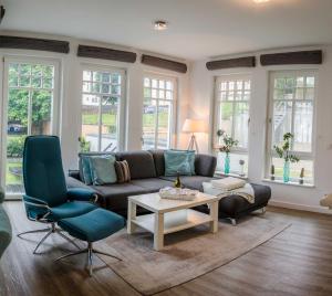 ein Wohnzimmer mit einer Couch und einem Tisch und Stühlen in der Unterkunft Westendpalais 04 Strandburg in Ahlbeck