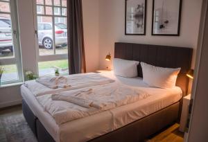 Ein Bett oder Betten in einem Zimmer der Unterkunft Westendpalais 04 Strandburg