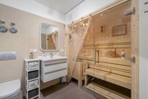 Ein Badezimmer in der Unterkunft Westendpalais 04 Strandburg