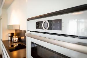 La cocina está equipada con microondas y mesa. en Quartier 7 App 10, en Ahlbeck