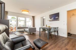 una sala de estar con un sofá y una mesa en Quartier 7 App 10, en Ahlbeck