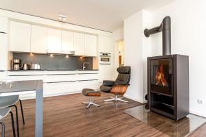 Una cocina y sala de estar con chimenea. en Quartier 7 App 10, en Ahlbeck