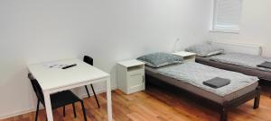 Posteľ alebo postele v izbe v ubytovaní Dimael Hostel & Apartments