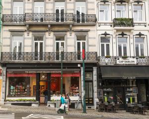 ブリュッセルにあるSmartflats - Sablon Brusselsの建物前の通りを歩く女