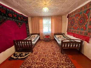een kamer met 2 bedden en een tapijt bij Carolines nest in Kara-Koo