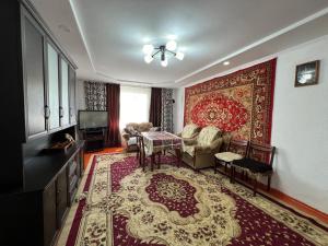 een woonkamer met een bank en een tapijt bij Carolines nest in Kara-Koo